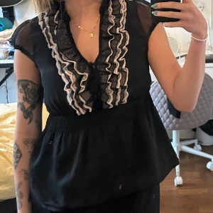 Topp - En snygg topp från gamla H&M, i fint skick!