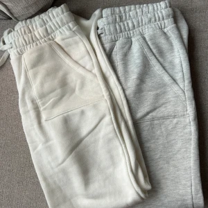 Mjukisbyxor  - Säljer 2 mjukisbyxor ifrån lager 157 raka i modellen.  Båda är i storleken xs  Säljer båda för 100 kr eller 75kr styck 