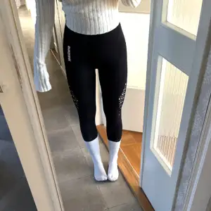 Super fina och sköna Gymshark tights🖤säljer då de inte kommer till användning🤍(lite korta i benen men syns inte med strumpor)