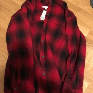 flannel skjorta - aldrig använd, väldigt stor för en xs.