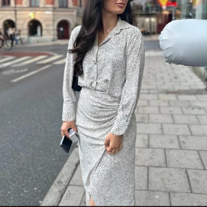 Två delat set - Set från zara med skjorta och kjol. Säljes då den inte kommer till användning längre. Använd under endast ett tillfälle. Säljes för 450kr