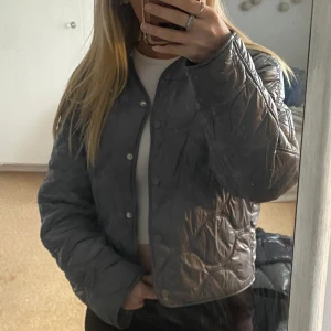 Jacka från mango - Säljer denna gråblåa jacka från mango. Jackan är i bra skick, men är använd mycket, därav priset. Kan skicka fler bilder vid intresse! Perfekt nu till våren.