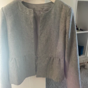 Grå jacka? - Säljer en snygg slags grå jacka. Man kan använda den som en kofta och den är perfekt som en vårjacka💖💖