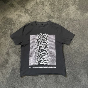Joy Division Unknow Pleasures Merch - Rip Ian Curtis  Cropped, classic piece  53 cm length