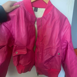 Rosa jacka  - Rosa jacka i fejk skinni storlek 36. Aldrig använd. 
