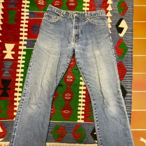 Levi’s Jeans 517 - Vintage Levi’s jeans 517 i bootcut modell. Storlek 32/32. Två små fläckar som lätt tvättas bort. Köpt för längesen. Kan mötas upp i Stockholm (Hägersten) eller frakta. 😁
