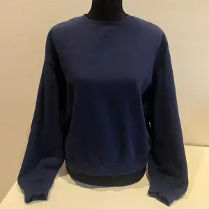 Säljer denna marinblå sweatshirt från weekday då den tyvärr inte längre kommer till användning💙 tröjan är i bra skick!🌟