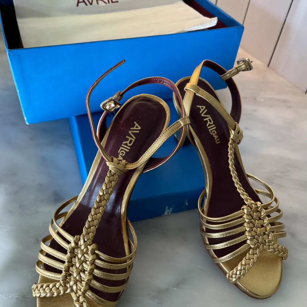 Sandaletter i guld från Avril Gau (designer från Chanel) inköpa i Paris 2018. Superfina partysabdaletter!. Skor.
