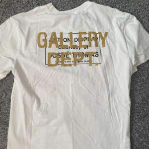 Säljer denna helt nya och oanvända gallery dept. T-shirten. Pris och mått diskuteras i DM vid snabb affär.  (Obs 1:1)
