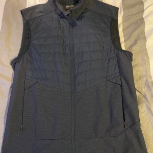 Hugo Boss väst herr S - Hugo Boss väst herr  Storlek S Liten reva vid vänster bröst men i annars fint skick