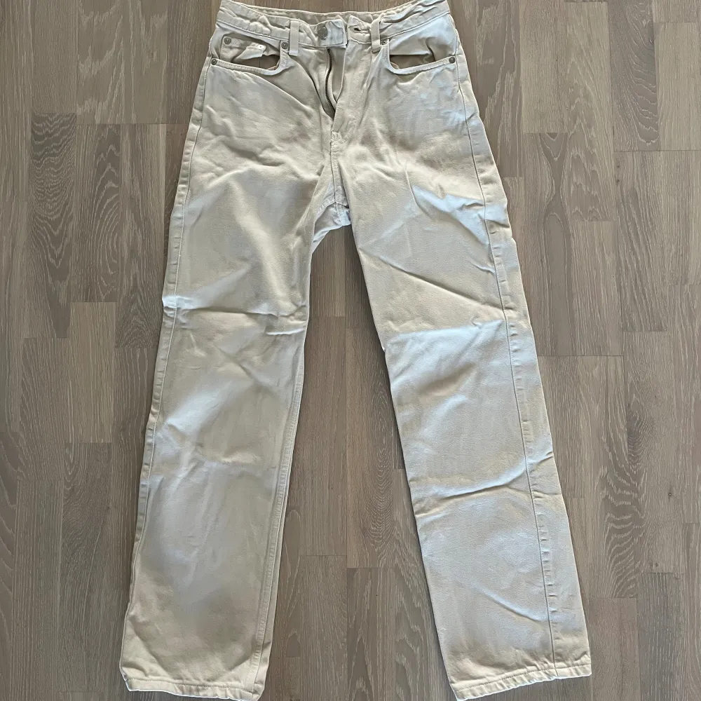 Jättesnygga beiga jeans från Weekday i modellen ”Rowe”. Säljes pga för små. En svart fläck på en bakficka som ej går bort, men inget som stört mig!  W-25 L-30. Jeans & Byxor.