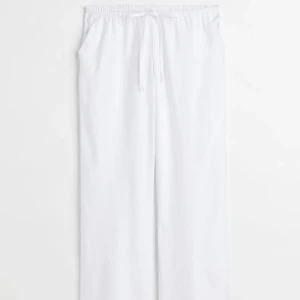 Vita linnebyxor - Fina vita linnebyxor i stlk xs. Endast testade annars aldrig använda🤍 Passar även om man har storlek s/m