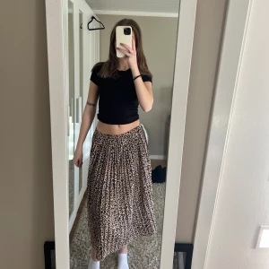 Lång kjol - Super fin kjol, stl 160 men passar mig som är xs