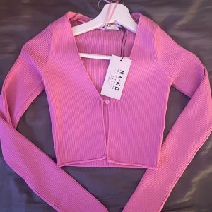 Rosa bolero - Helt ny rosa cardigan från Na-kd, jättefin men kom inte till användning💕