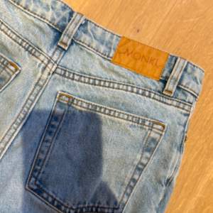 Fina jeans från Monki i storlek 25😊 passformen är straight midwaist, säljer på grund av att dem är för små för mig☺️