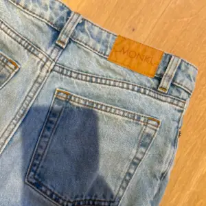 Fina jeans från Monki i storlek 25😊 passformen är straight midwaist, säljer på grund av att dem är för små för mig☺️