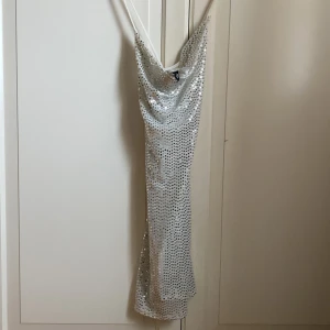 Silvrig klänning med bar rygg - Haft en gång på en fest- succé 🌸😼 Divided 
