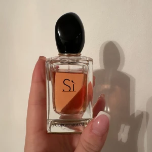 Armani si parfym  - Endast testad några gånger, 50 ML. Nypris 1400kr på kicks. 