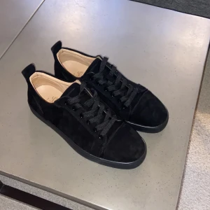 Louboutins - Säljer ett par loubs i storlek 42 som är använda ett fåtal gånger. Skicket är 9,5/10. Tveka inte på att höra av dig om du är intresserad. Fler bilder går att få. Priset kan diskuteras vid snabb affär 