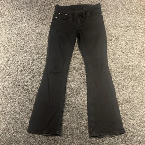 Svarta lågmidjade bootcut jeans - Säljer dessa lågmidjade jeans. Använda men jättefina och ingen skada. Säljer pågrund av att de för korta för mig som är 175 cm.  Hör av er vid frågor, pris kan diskuteras💕💕