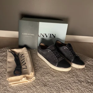Lanvin skor  - Tjena ja säljer nu mina lanvins, dom är i storlek 7 vilket motsvarar 41. Jag har i vanliga fall 42 och dom passar mig. Köpte dessa på careofcarl i somras och säljer för att jag inte använder dom längre, väl omhändertagna.  Hör av dig vid frågor! 