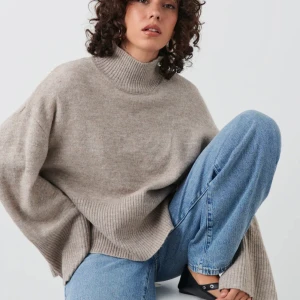 Brun stickad tröja  - Brun stickad tröja från Gina tricot, helt ny med prislapp kvar🫶 beställde två av samma av misstag