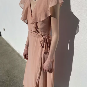Klänning  - Super snygg och fin klänning från Vero Moda💕 Säljer två stycken lika dana med prislapp kvar. En i storlek S och en i storlek M💕Köpta för 400 kr styck