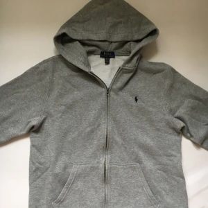 Polo hoodie - Polo hoodie Ny pris: 1200kr Vårat pris: 495kr  Skriv i dm för köp!