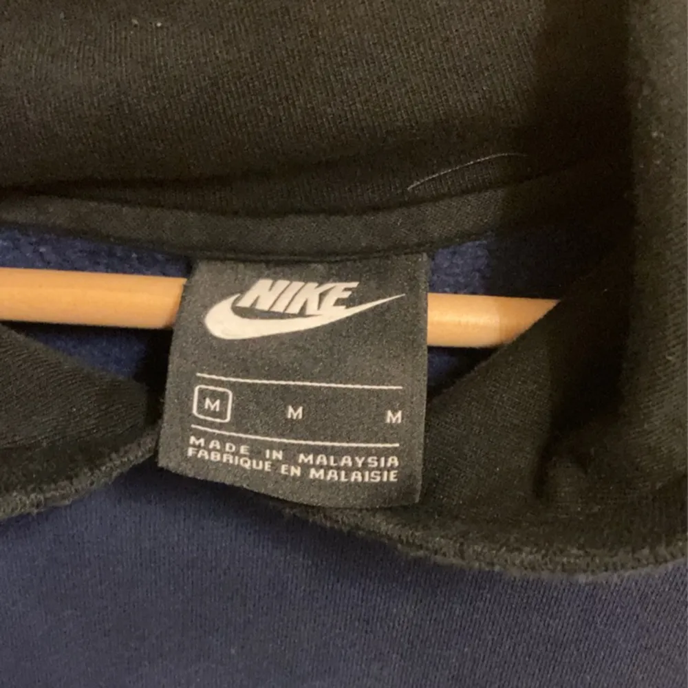 Nike Air tracksuit  Obs! byxorna finns i profilen  -skick 9/10 -strl m -nypris 2400 ”Totala tracksuiten”  Legar i garderoben för det mesta, hit me up! Passar män, kvinnor och alla kön säkert nog.  Mvh D. Hoodies.