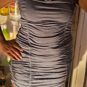 Klänning  - Elastisk klänning i grå färg.