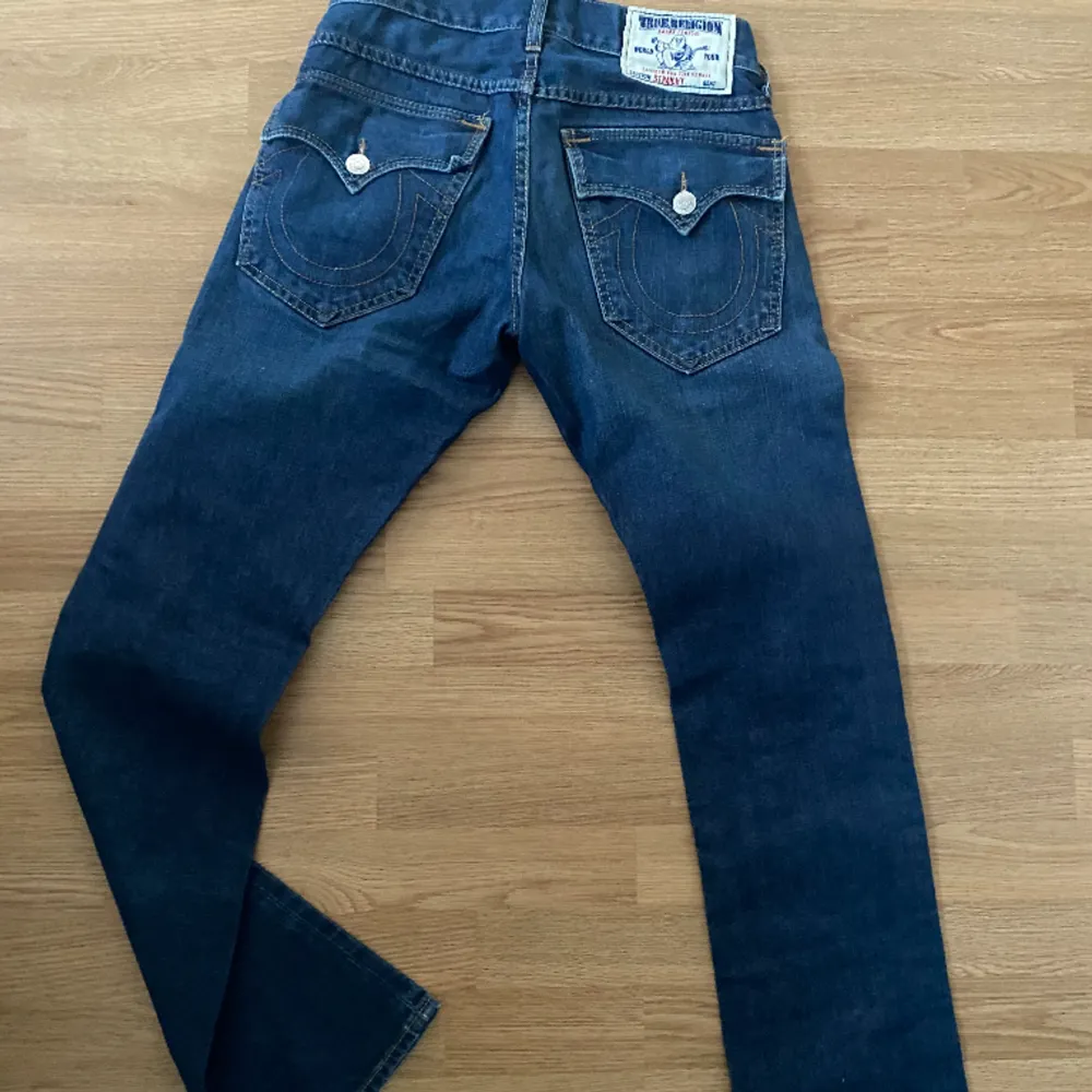Ett par true religion jeans, använda typ 2-3 gånger. Passar kanske 34/36, står 28 vilket är midjan. Pris kan diskuteras.. Jeans & Byxor.
