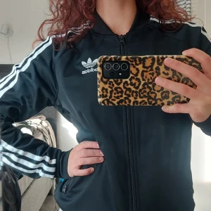 Adidaströja - Adidas tröja som sitter tajt och snyggt, ingen luva, märket bak på tröjan, bra skick.   För mer kläder kolla profil(; 
