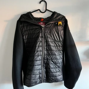 Para jumper cardigan - Bra skick, använt några gånger! Jackan är äkta och qr kod finns! Om det finns frågor är det bara att skriva!