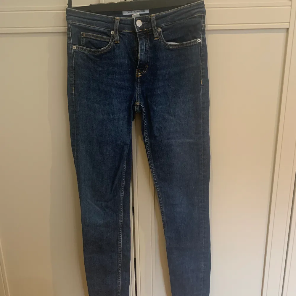 Skinny modell. Mörkblå storlek 27/32.. Jeans & Byxor.