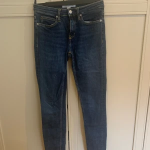 Calvin Klein jeans - Skinny modell. Mörkblå storlek 27/32.