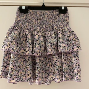 Blommig kjol - Blommig kjol🌸 Storlek Xs🌸 Använd rätt mycket men bra skick🌸 har en pytteliten rosa fläck men syns knappt🌸 Skriv privat för fler bilder eller frågor!🌸