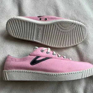 Tretorn sneakers. I princip helt oanvända. Rosa med blå markering. Storlek 37. 