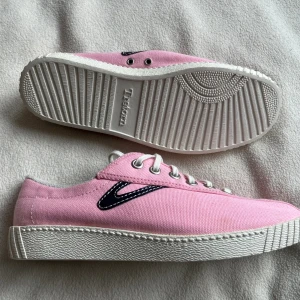 Tretorn rosa storlek 37 - Tretorn sneakers. I princip helt oanvända. Rosa med blå markering. Storlek 37. 