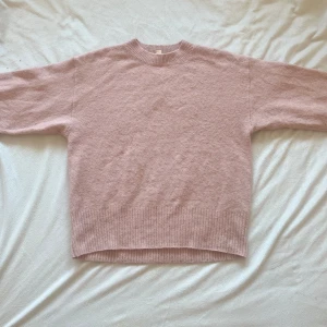 Ljus rosa stickad tröja❤️ - En ljusrosa stickad tröja❤️ den har lite deflekter som att den är lite knoprig❤️