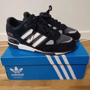 Adidas zx 750 skor är köpt från UK London Nypris cirka 1500kr. Den är använd väldigt sparsamt och är nästan som helt ny. Box medföljer. Den är storlek 40 2/3 men passar också för 41, lite större i storleken.