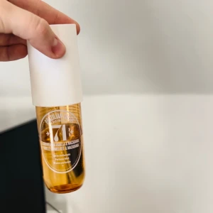 Supermilk, Sol de Janeiro, Billie Eilish - En halvt använd supermilk, en halv sol de Janeiro nummer 71 och en nästan helt full Billie Eilish parfym, 50 ml. Allt är mycket dyrare nypris, men säljer en hel del billigare pga använd. Säljer eftersom det inte är min doft, men fin gourmand doft.
