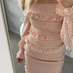 Klänning  - Söt mönstrad klänning, som inte används av mig längre, fin till sommaren o i bra skick💖