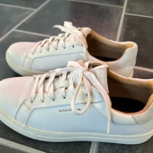 Björn Borg sneakers  - Björn Borg skor i storlek 40. Använda en fåtal gånger och sälj pågrund av försmå. Det syns dock att man har gått med dom ute och förvarats ett år men i fint skick övrigt. Skriv för fler bilder!