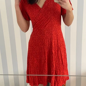 Sommarklänning - Hur fin e inte denna klänningen?! Köpt på second hand för några år sedan, men ursprungligen från indiska. 😇 perfekt bohemisk sommarklänning i ett jätteskönt material. Som visat på sista bilden har den ett pyttelitet hål på ryggen men inget märkbart.💕