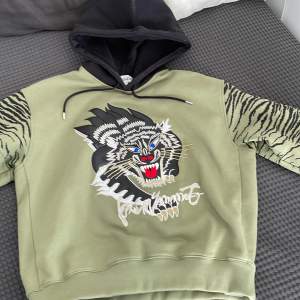KENZO x KANSAIYAMAMOTO ”Black Panther” Hooded sweatshirt. I princip nyskick, har använts 2 gånger. Storlek S.
