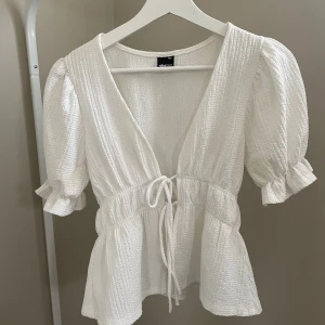 Vit blus - Vår/sommar blus från Gina tricot. 