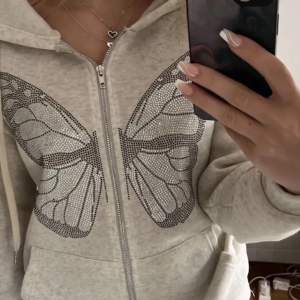En söt kofta/hoodie med en fjäril på som är gjort av diamanter inte riktiga såklart! Använd ungefär 1-2 gånger!  