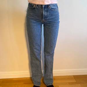 Straight jeans från never denim som är midwaist, inga defekter💕 storlek 24 motsvarar ca xs