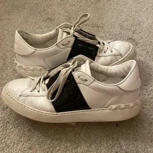 Valentino skor - Säljer mina valentino skor i storlek 39,5. Skorna är limited edition med den svarta glansiga färgen. Skorna är väl använda. Bara att höra av er vid frågor eller funderingar❤️