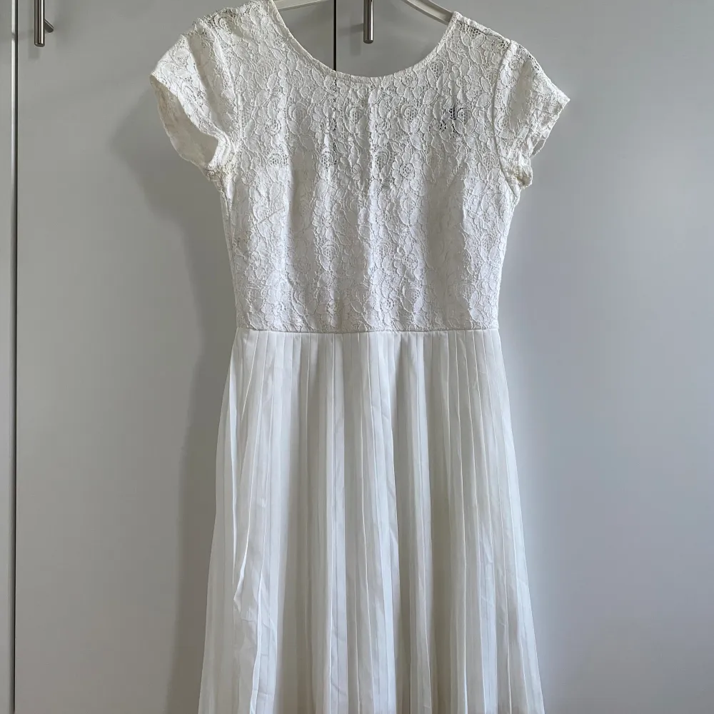Superfin vit klänning i spets som är plisserad nedtill. Från Ginatricot i storlek XS. Perfekt till studenten eller liknande!🥰. Klänningar.